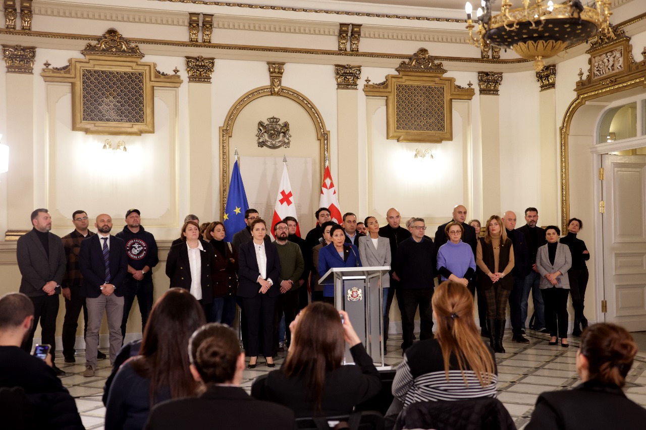 საქართველოს პრეზიდენტის მიმართვა საზოგადოებას, საჯარო მოხელეებს, პოლიციას, ჯარს, ელჩებს: არ შეგუება, არ დანებება, წინააღმდეგობა! - მე ამის ერთგული ვიქნები ბოლომდე!